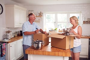 küche,wohnungsumzug,verpacken,umzugskiste,seniorenpaar,umziehen,umzug,umzüge,wohnungsumzüge,umzugskarton,umzugskartons,u