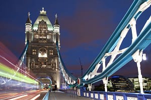 London Tower Bridge London Tower Bridge bei Nacht mit einem Londoner Bus Copyright: xZoonar.com/MarkusxMainkax 4854328